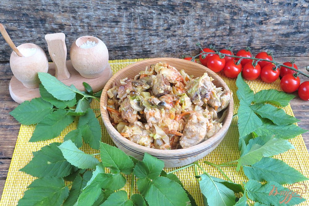 Фото приготовление рецепта: Капуста с мясом грибами и горошком шаг №13