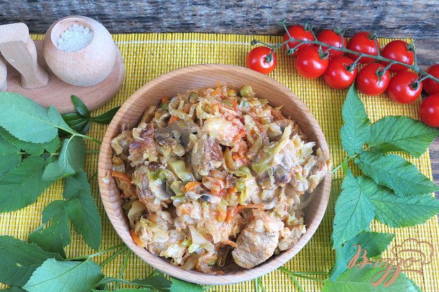 фото рецепта: Капуста с мясом грибами и горошком