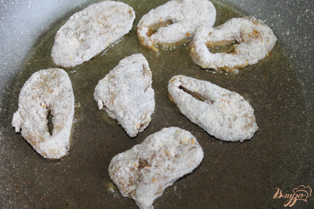 Жареные кусочки щуки в пряной панировке с луком Жареные кусочки щуки в пряной панировке с луком
