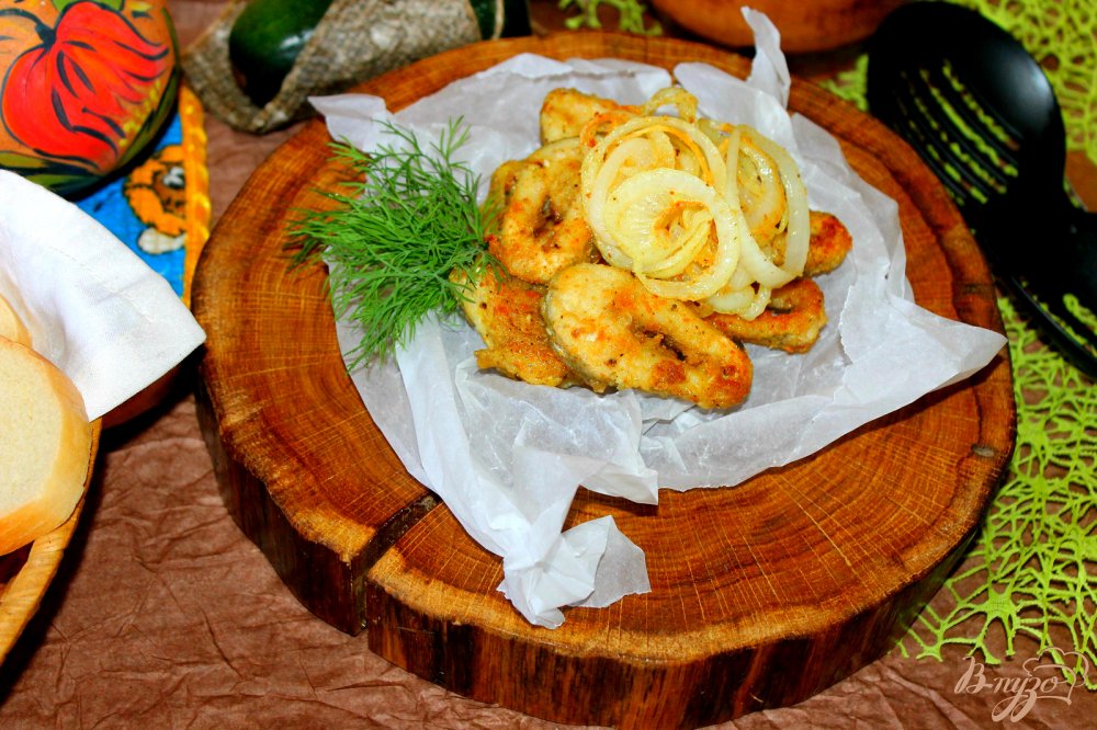 Жареные кусочки щуки в пряной панировке с луком Жареные кусочки щуки в пряной панировке с луком