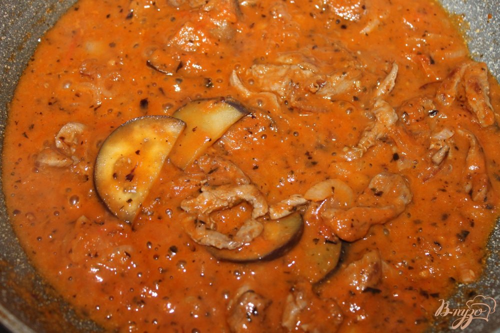 Фото приготовление рецепта: Томатная паста с утиным мясом и баклажанами шаг №4