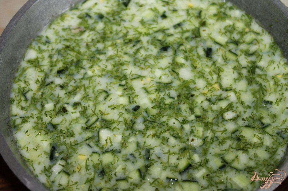 Фото приготовление рецепта: Окрошка с курицей и куриными сердечками на кефире шаг №7