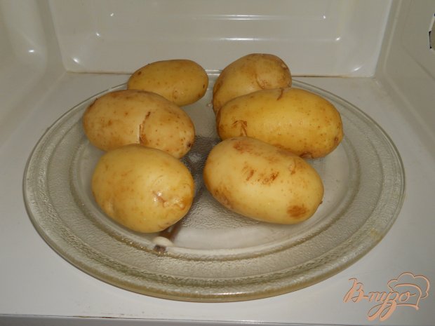 Молодой картофель с маслом и сыром в микроволновке Молодой картофель с маслом и сыром в микроволновке
