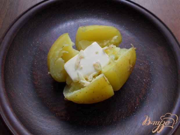 Молодой картофель с маслом и сыром в микроволновке Молодой картофель с маслом и сыром в микроволновке