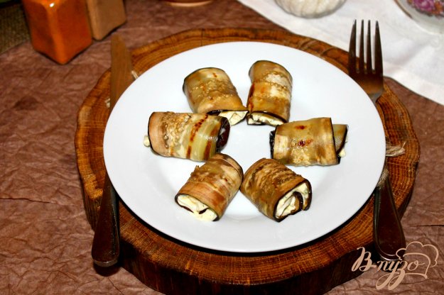 фото рецепта: Баклажанные рулеты с кешью и сыром бри