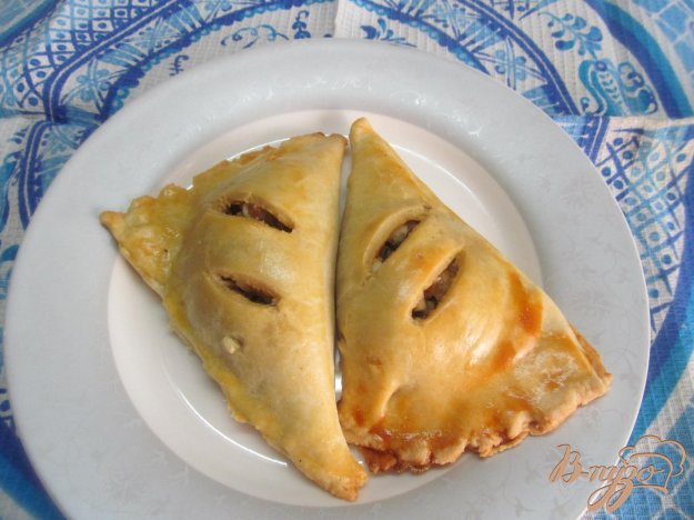 фото рецепта: Пирожки с начинкой из вареного мяса оливок и яйца