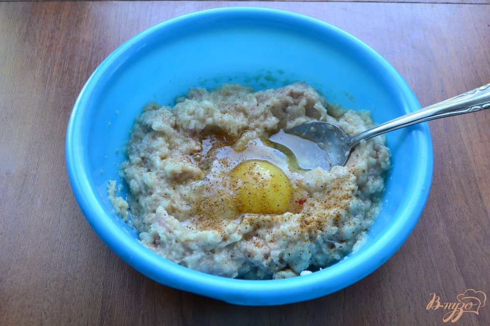 Фото приготовление рецепта: Оладьи из курицы и картофеля шаг №2