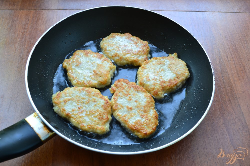 Фото приготовление рецепта: Оладьи из курицы и картофеля шаг №5