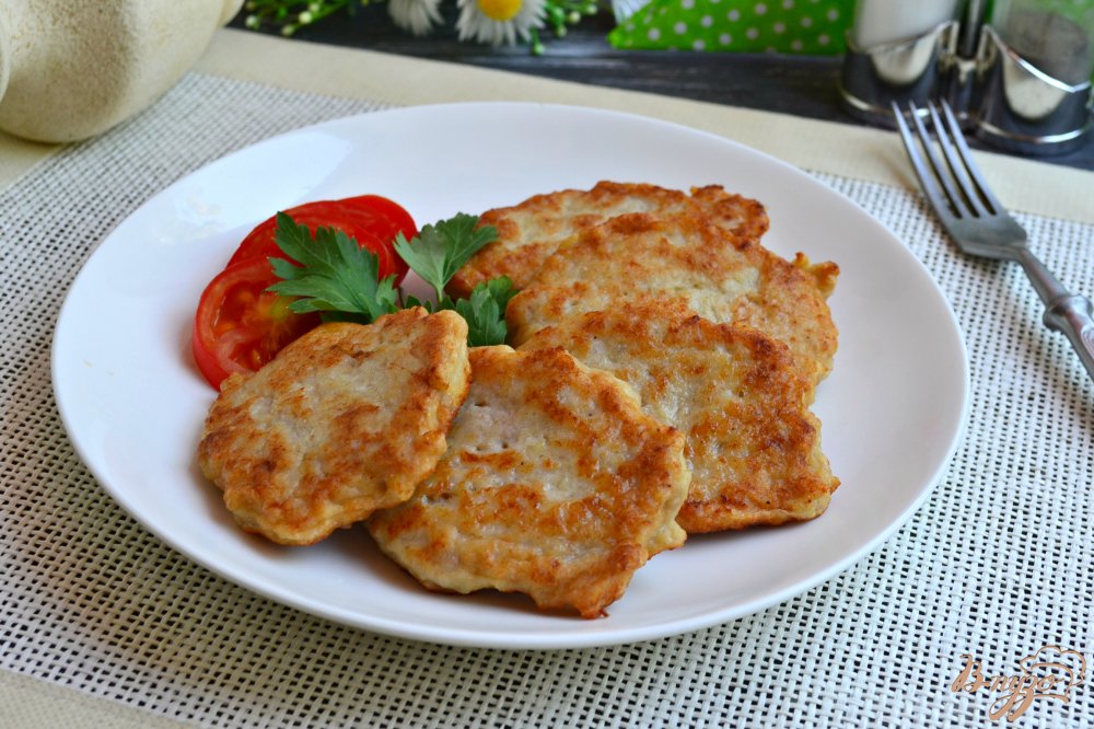 Фото приготовление рецепта: Оладьи из курицы и картофеля шаг №6