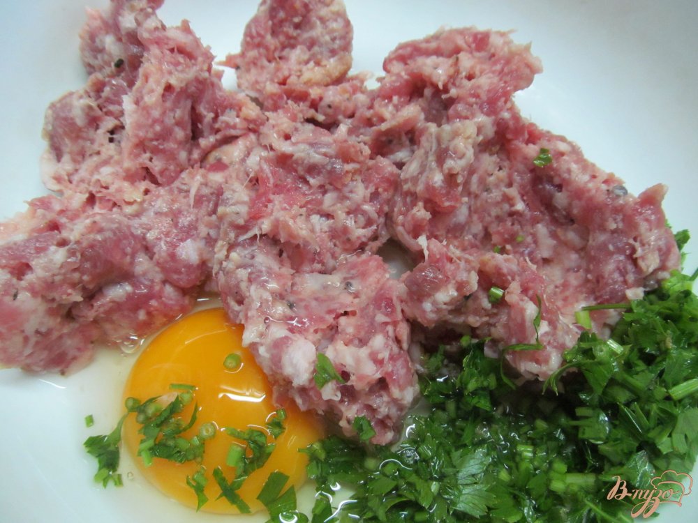 Фото приготовление рецепта: Мясная лепешка с огуречной начинкой шаг №1