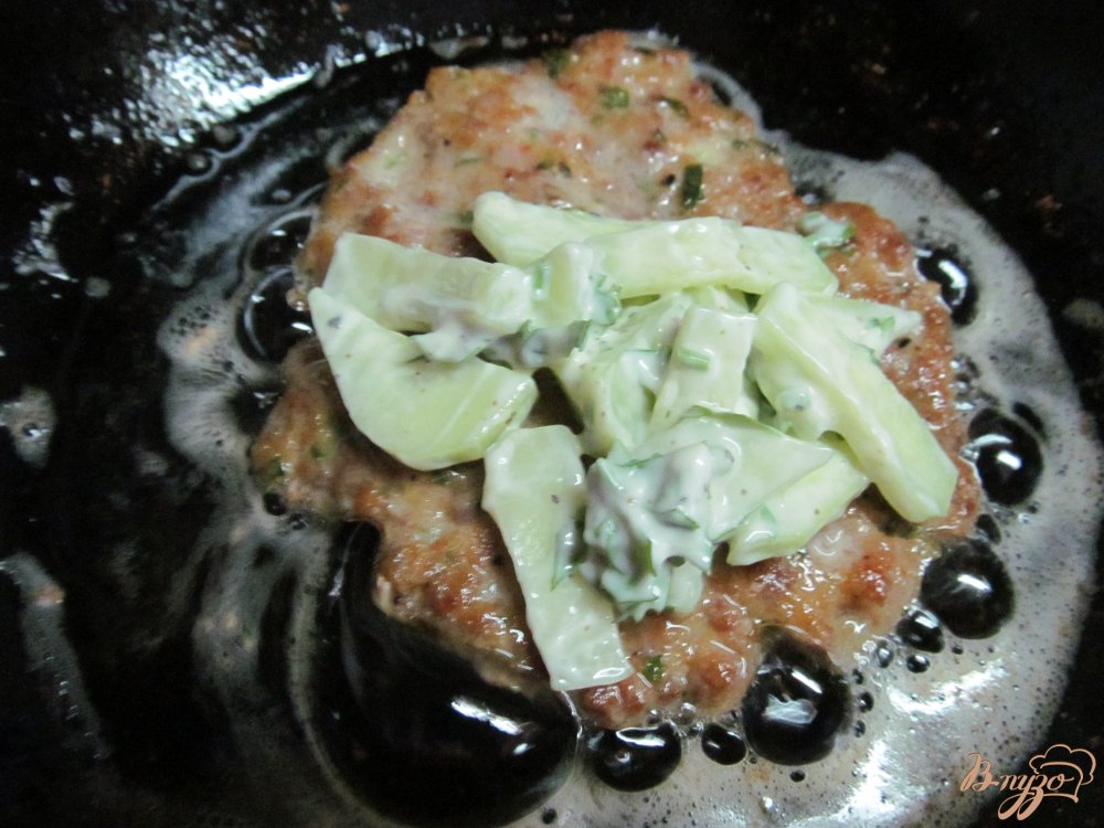 Фото приготовление рецепта: Мясная лепешка с огуречной начинкой шаг №4