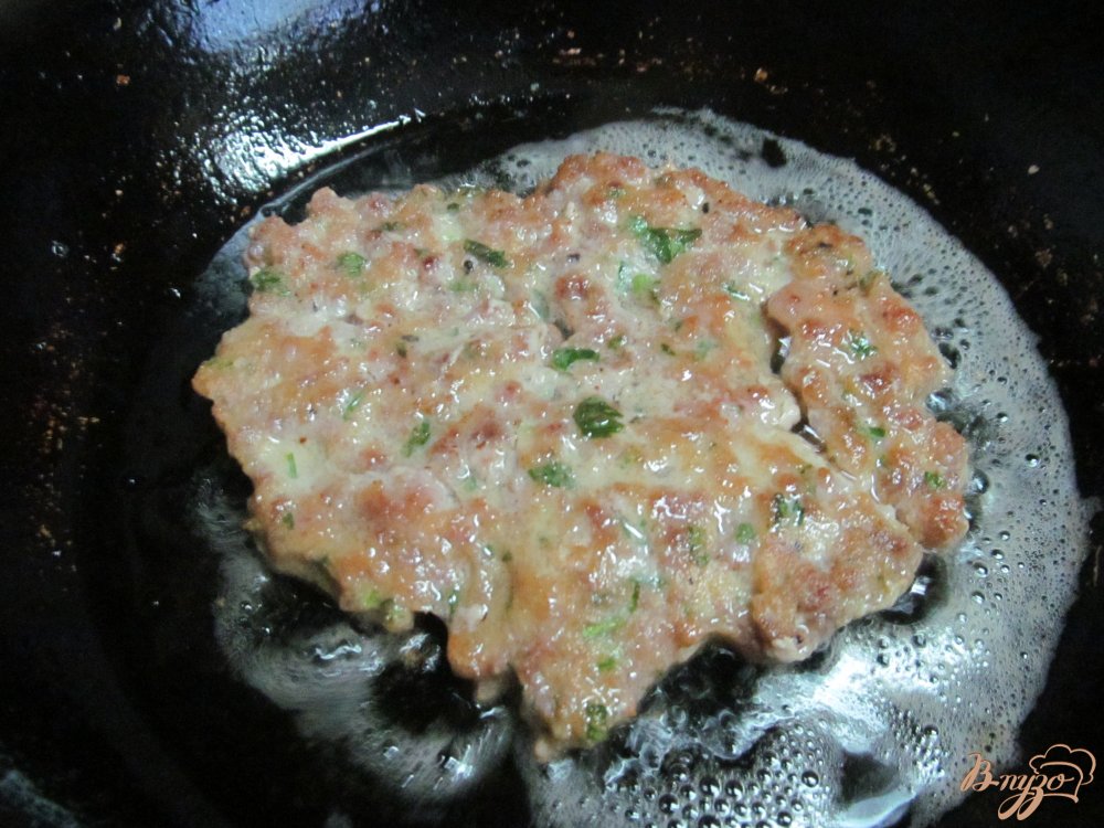 Фото приготовление рецепта: Мясная лепешка с огуречной начинкой шаг №3