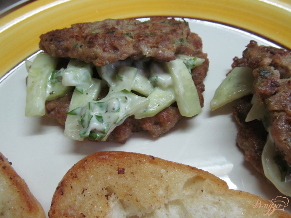 Фото приготовление рецепта: Мясная лепешка с огуречной начинкой шаг №6