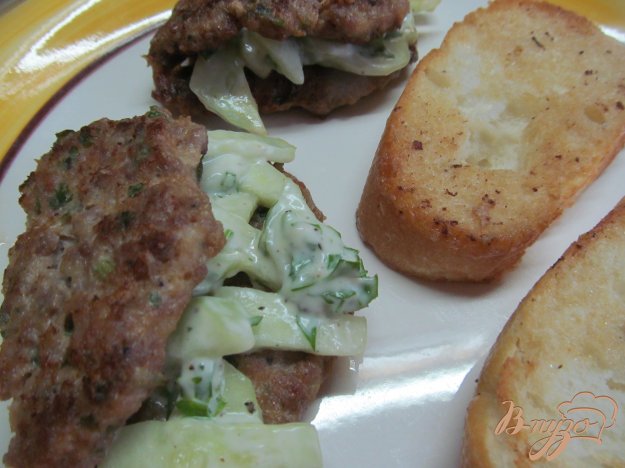 фото рецепта: Мясная лепешка с огуречной начинкой