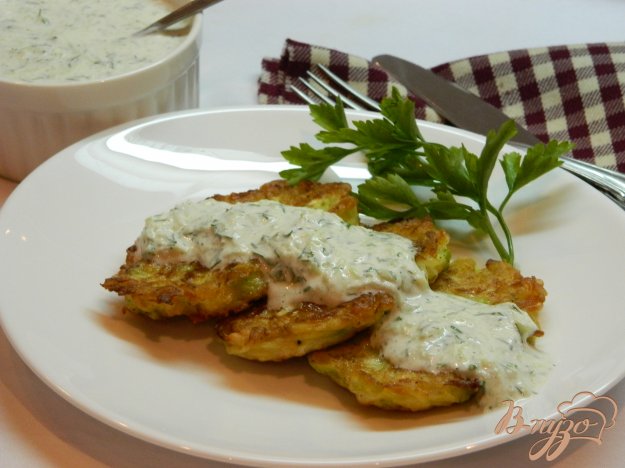 фото рецепта: Кабачковые оладьи с сыром и огуречным соусом