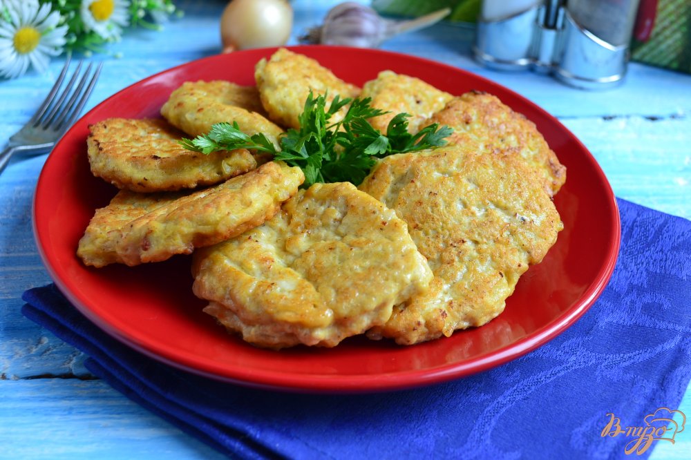 Фото приготовление рецепта: Пышные оладьи из курицы и овсянки шаг №5