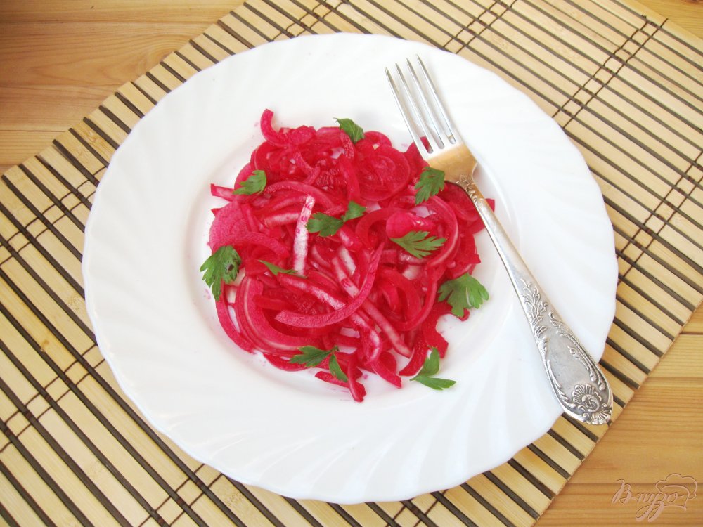 Маринованный свекольный лук Маринованный свекольный лук