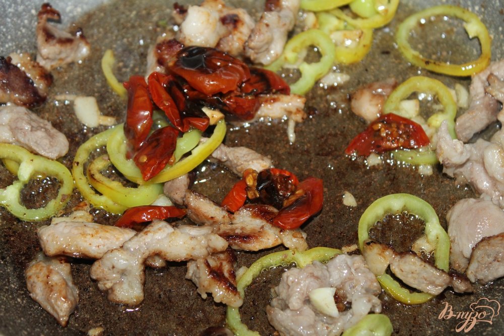 Фото приготовление рецепта: Спагетти с мясом, вялеными помидорами и перцем шаг №5