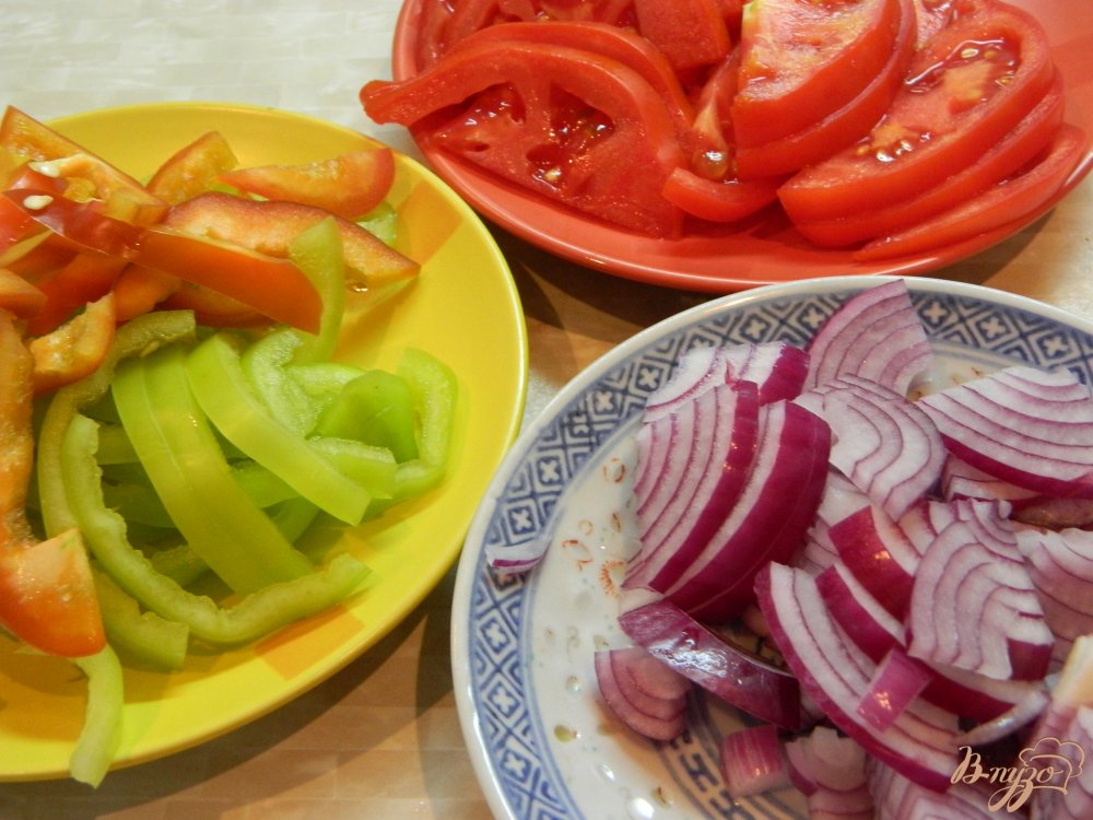 Фото приготовление рецепта: Пицца с овощами, колбасой и куриным мясом шаг №5