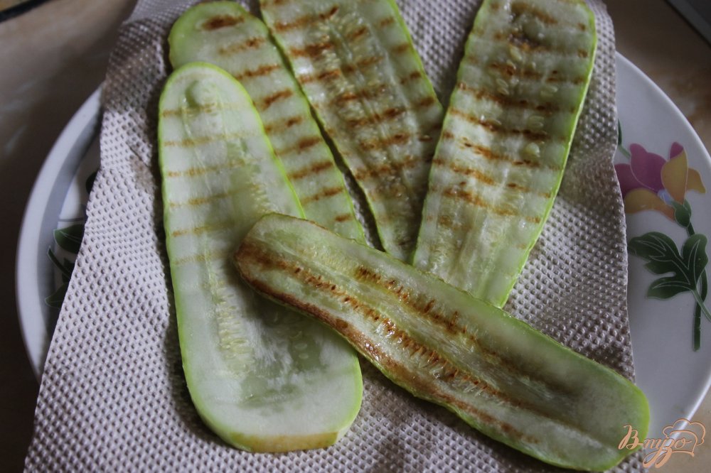 Фото приготовление рецепта: Кабачковые рулеты с сыром, помидорами и орешками шаг №3