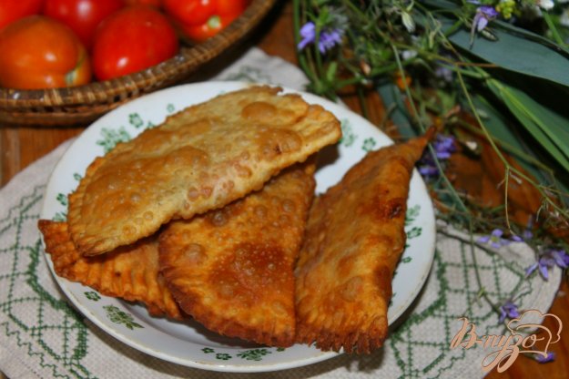 фото рецепта: Чебуреки с грибами, сыром и перцем
