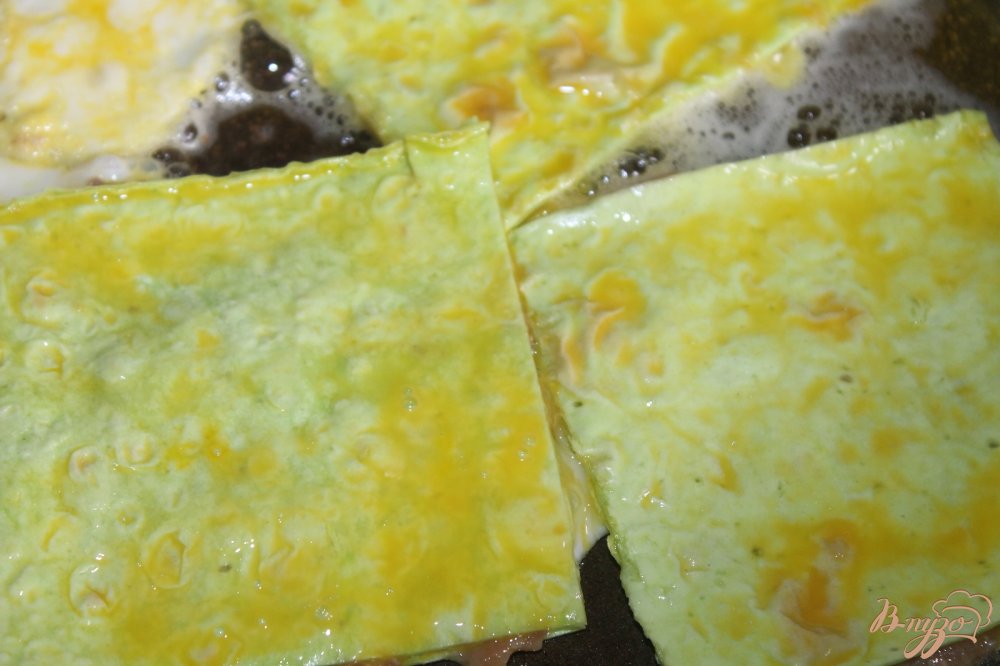 Фото приготовление рецепта: Конвертики из лаваша с мясом и помидорами шаг №6
