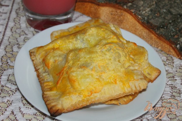 фото рецепта: Слойки с сарделькой, помидором и грибами