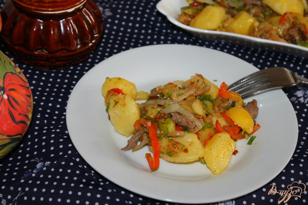 Фото приготовление рецепта: Отварной картофель с поджаркой из мяса и овощей шаг №9