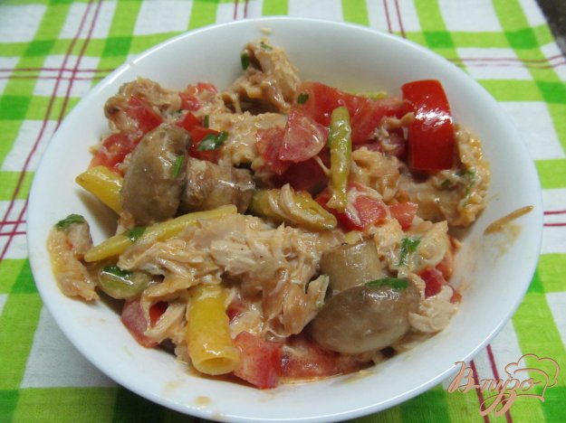 фото рецепта: Теплый салат из грибов курицы и фасоли