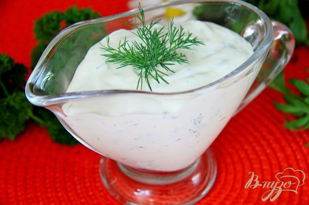 фото рецепта: Сметанный соус с чесноком и укропом