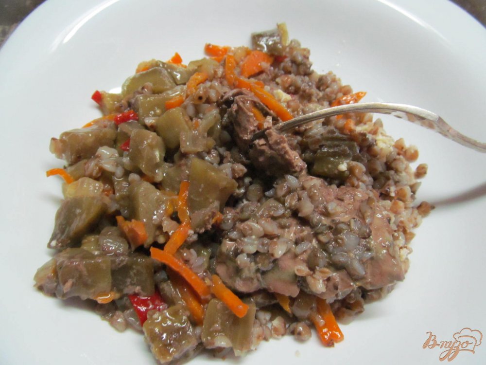 Фото приготовление рецепта: Гречневая каша с куриной печенью и овощами шаг №6
