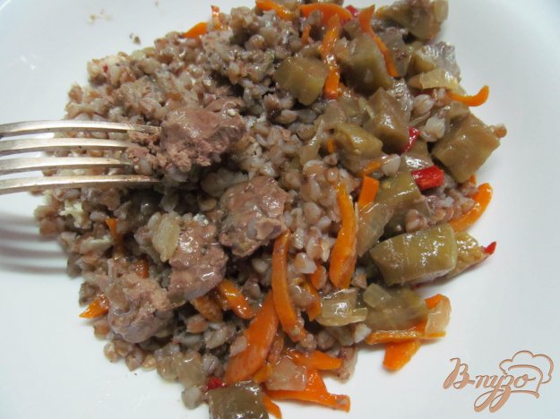 фото рецепта: Гречневая каша с куриной печенью и овощами