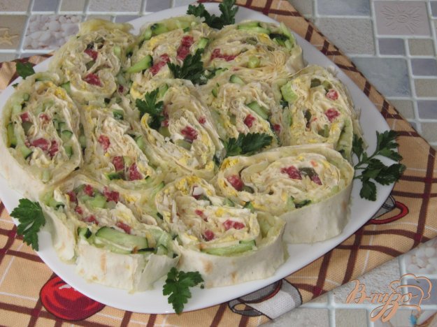 фото рецепта: Рулет из лаваша с салями, огурцом и сыром
