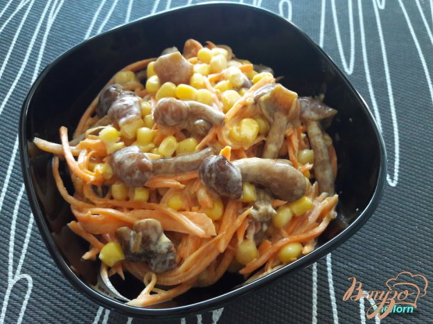 фото рецепта: Салат с маринованными опятами, кукурузой и порковью по-корейски