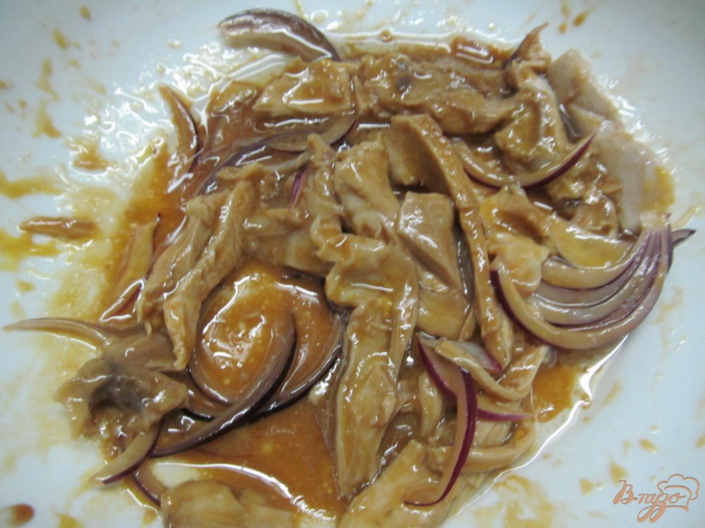 Фото приготовление рецепта: Салат из курицы с яблоком и морковью шаг №3