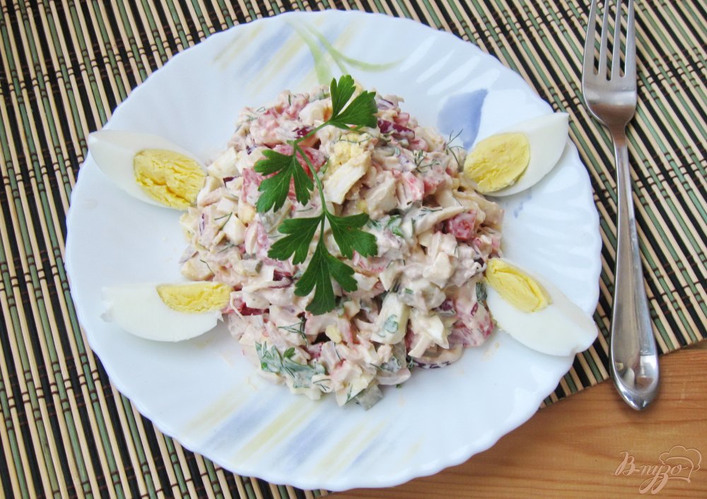 Фото приготовление рецепта: Салат с крабовыми палочками и курицей шаг №8