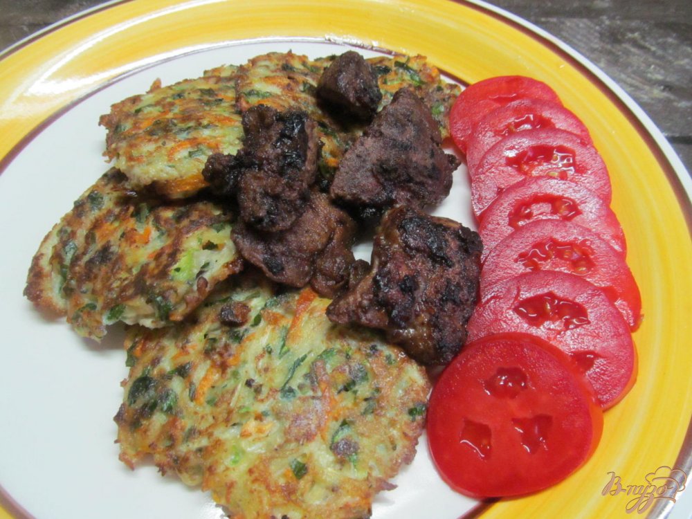 Фото приготовление рецепта: Овощные оладьи с куриной печенью и хрустящим луком шаг №7