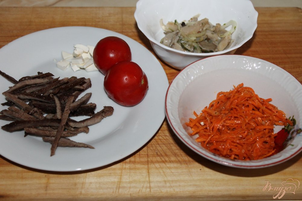 Фото приготовление рецепта: Салат с маринованными грибами, мясом и помидорами шаг №1