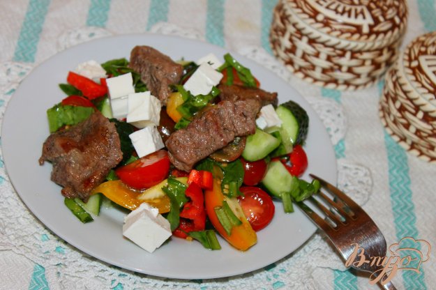фото рецепта: Салат с жареной телятиной, овощами и сыром Фета