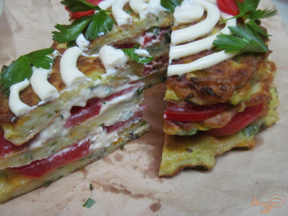 Фото приготовление рецепта: Кабачковая закуска с помидором и сырной начинкой шаг №8