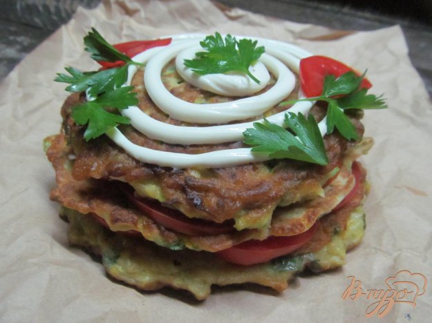 фото рецепта: Кабачковая закуска с помидором и сырной начинкой