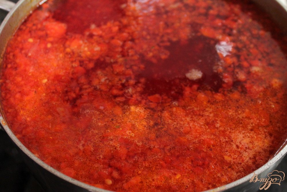 Фото приготовление рецепта: Борщ с пассированными овощами и фасолью шаг №6