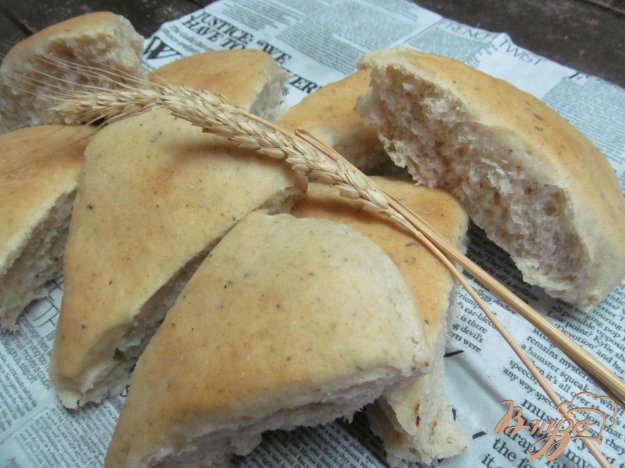 фото рецепта: Треугольники из ржаной муки с чесноком и травами