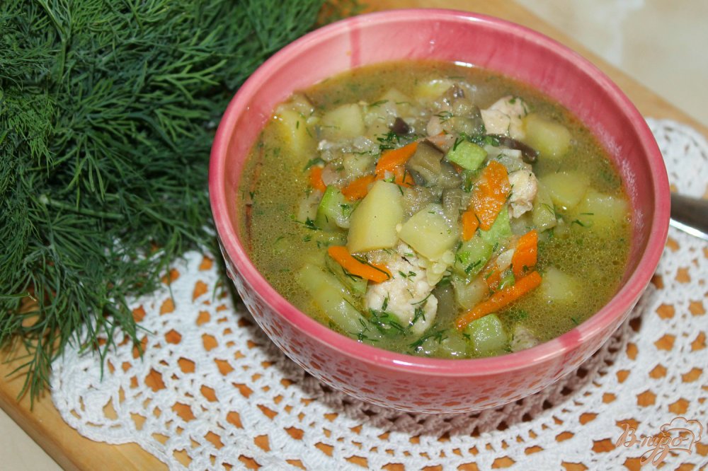 Фото приготовление рецепта: Тушенный картофель с куриным филе, кабачком и баклажаном шаг №7