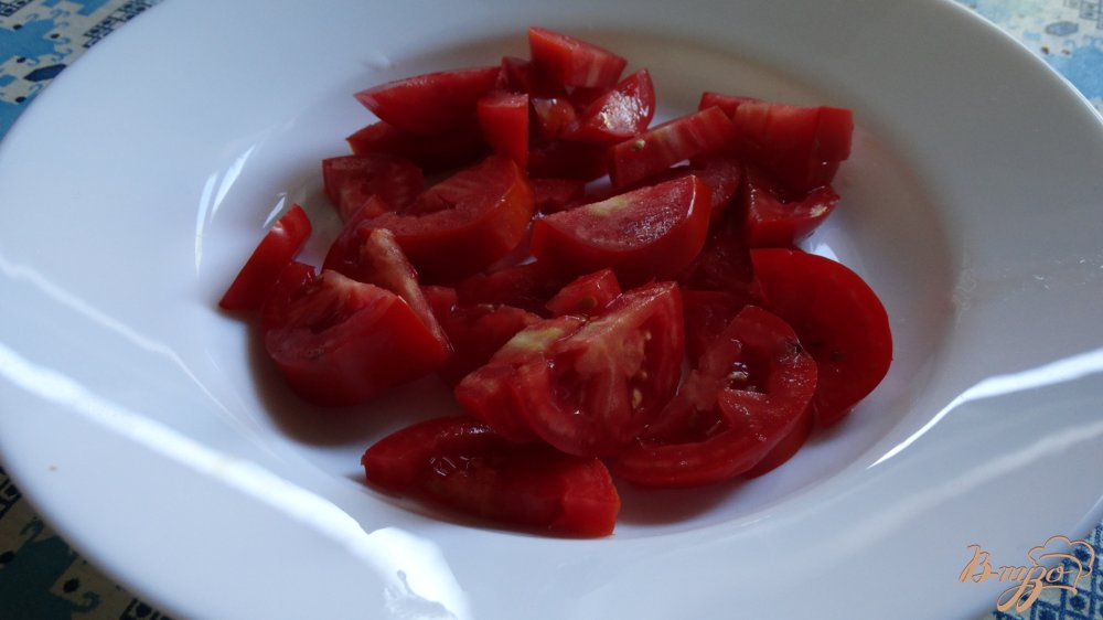 Фото приготовление рецепта: Салат с курицей, перепелиными яйцами и гренками шаг №2