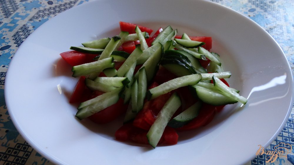 Фото приготовление рецепта: Салат с курицей, перепелиными яйцами и гренками шаг №3