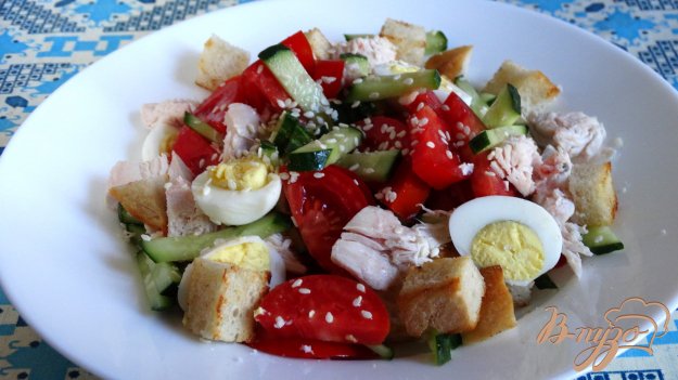 фото рецепта: Салат с курицей, перепелиными яйцами и гренками