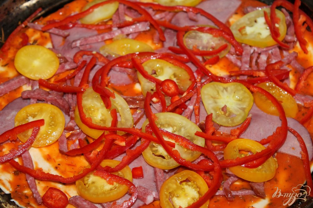 Фото приготовление рецепта: Пицца с ветчиной, овощами и фетой шаг №5
