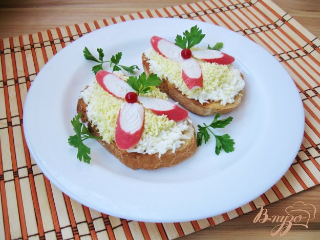 фото рецепта: Тосты с яйцом и крабовыми палочками