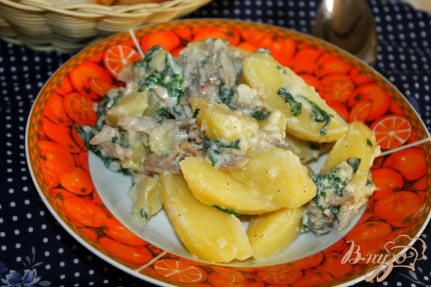 фото рецепта: Картофель с грибами и шпинатом в сливочном соусе